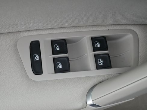 Used 2018 Volkswagen Golf S image 16