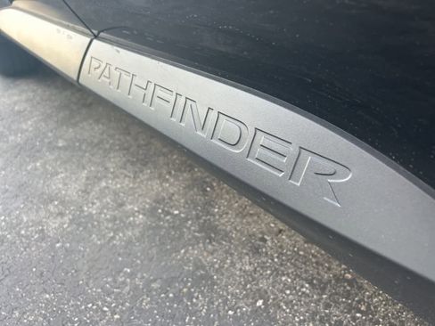 Used 2025 Nissan Pathfinder S image 13