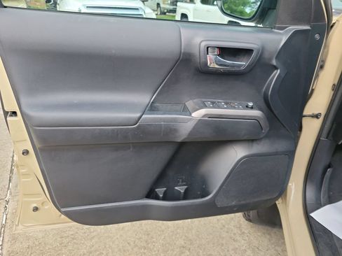 Used 2018 Toyota Tacoma TRD Sport w/ Technology Package AWD/4WD image 12