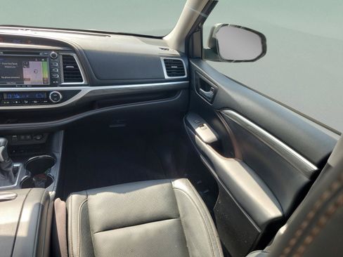 Used 2018 Toyota Highlander Limited FWD image 7