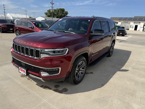 Used 2024 Jeep Wagoneer L Series II w/ Flexible Seating Group AWD/4WD image 3