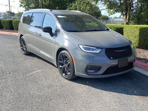 Used 2025 Chrysler Pacifica Limited FWD image 9