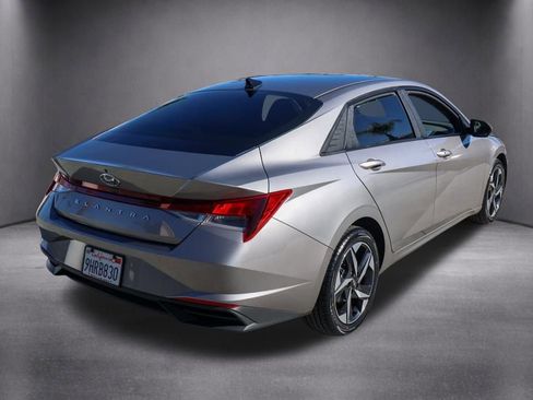 Used 2023 Hyundai Elantra SEL w/ Convenience Package image 3