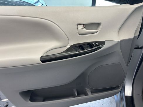 Used 2011 Toyota Sienna LE FWD image 18