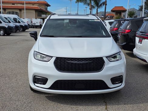 New 2026 Chrysler Pacifica Limited w/ Uconnect Theater Family Group image 2