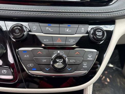 Used 2023 Chrysler Pacifica Limited image 30