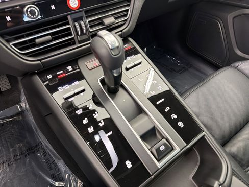 Used 2025 Porsche Macan image 17