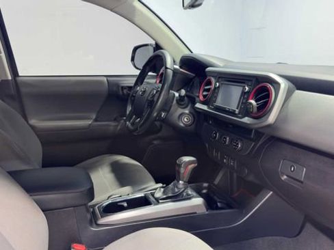 Used 2018 Toyota Tacoma SR5 RWD image 12
