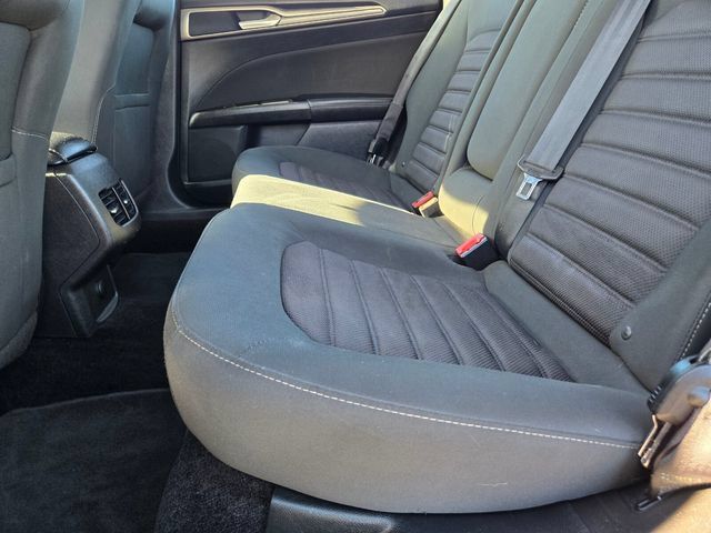 Used 2017 Ford Fusion SE FWD image 11