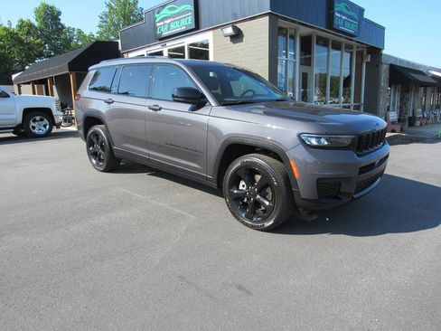Used 2025 Jeep Grand Cherokee L Altitude RWD image 2
