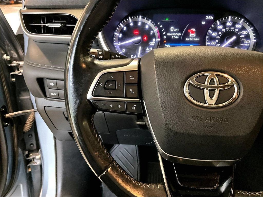 Used 2020 Toyota Highlander XLE AWD/4WD image 24
