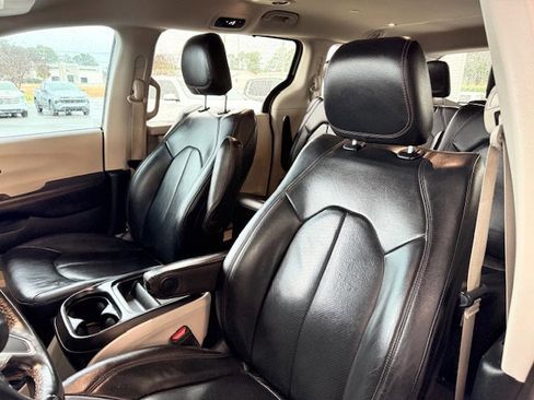 Used 2020 Chrysler Pacifica Touring-L image 13