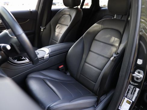 Used 2021 Mercedes-Benz GLC 300 4MATIC image 23