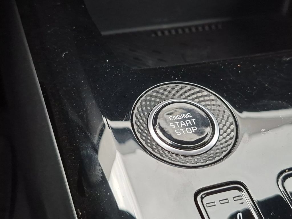Certified 2025 Kia Niro EX FWD image 17