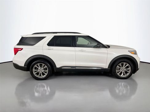 Used 2021 Ford Explorer XLT w/ Equipment Group 202A AWD/4WD image 18