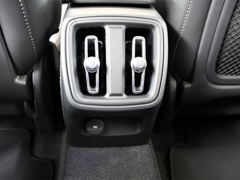 New 2025 Volvo XC40 B5 Plus image 20