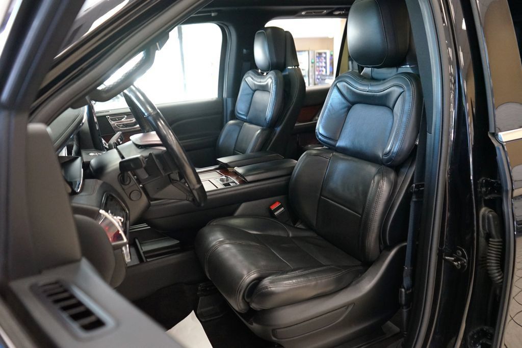 Used 2021 Lincoln Navigator Reserve AWD/4WD image 2