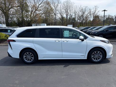 Used 2021 Toyota Sienna LE FWD image 6