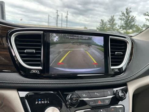Used 2021 Chrysler Pacifica Limited FWD image 9