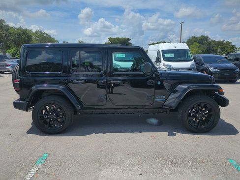 Used 2025 Jeep Wrangler Unlimited Sahara w/ Safety Group AWD/4WD image 5
