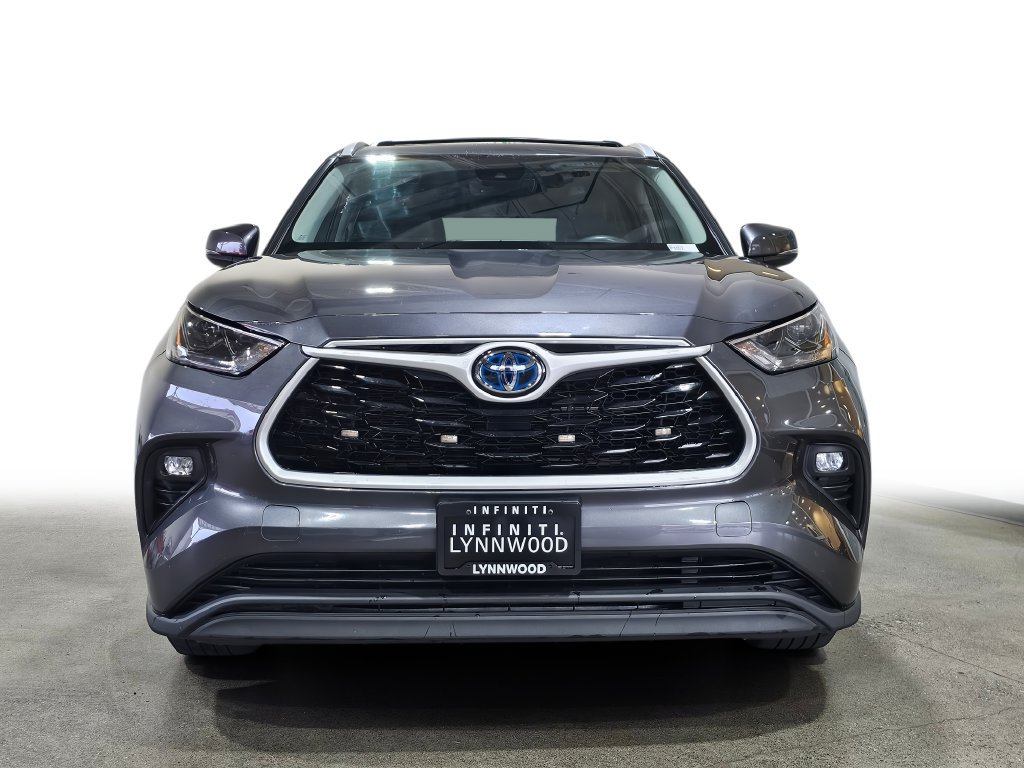 Used 2022 Toyota Highlander XLE AWD/4WD image 2