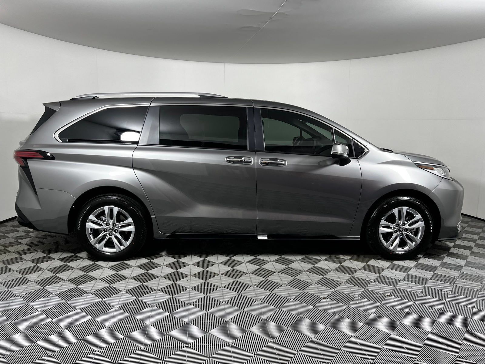 Used 2026 Toyota Sienna Limited FWD image 4