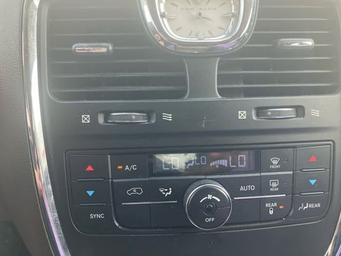 Used 2013 Chrysler Town & Country Touring FWD image 23