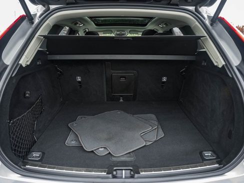 Certified 2023 Volvo XC60 B5 Ultimate w/ Climate Package image 10