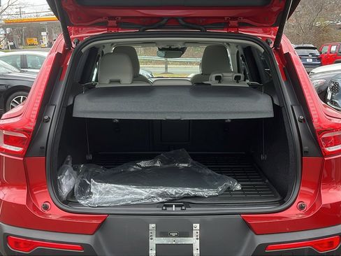 Used 2022 Volvo XC40 T5 Momentum image 23