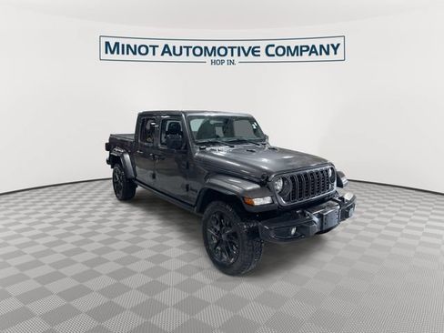 Used 2024 Jeep Gladiator Sport AWD/4WD image 2