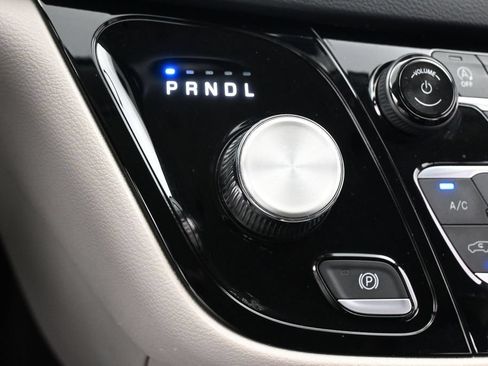 Used 2023 Chrysler Pacifica Touring-L FWD image 21