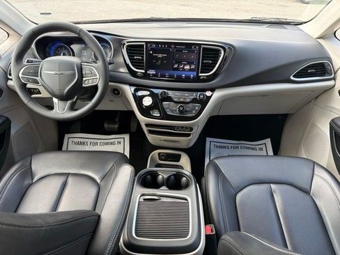 Used 2023 Chrysler Pacifica Touring-L FWD image 26