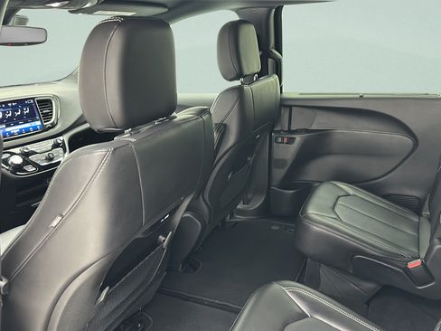 Used 2025 Chrysler Pacifica Select FWD image 10