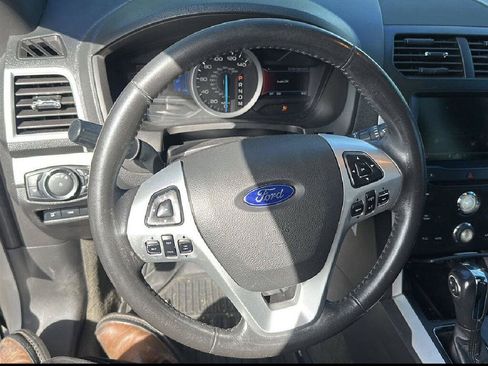 Used 2015 Ford Explorer XLT w/ Equipment Group 202A FWD image 9