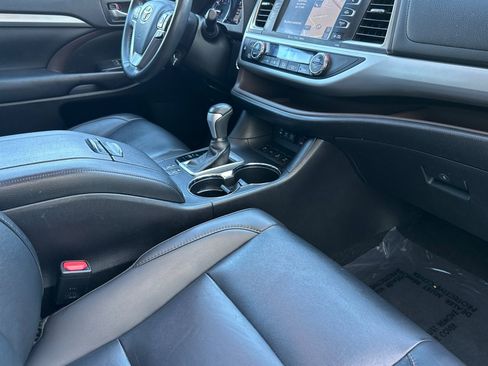 Used 2019 Toyota Highlander XLE w/ Carpet Mat Package (TMS) AWD/4WD image 35
