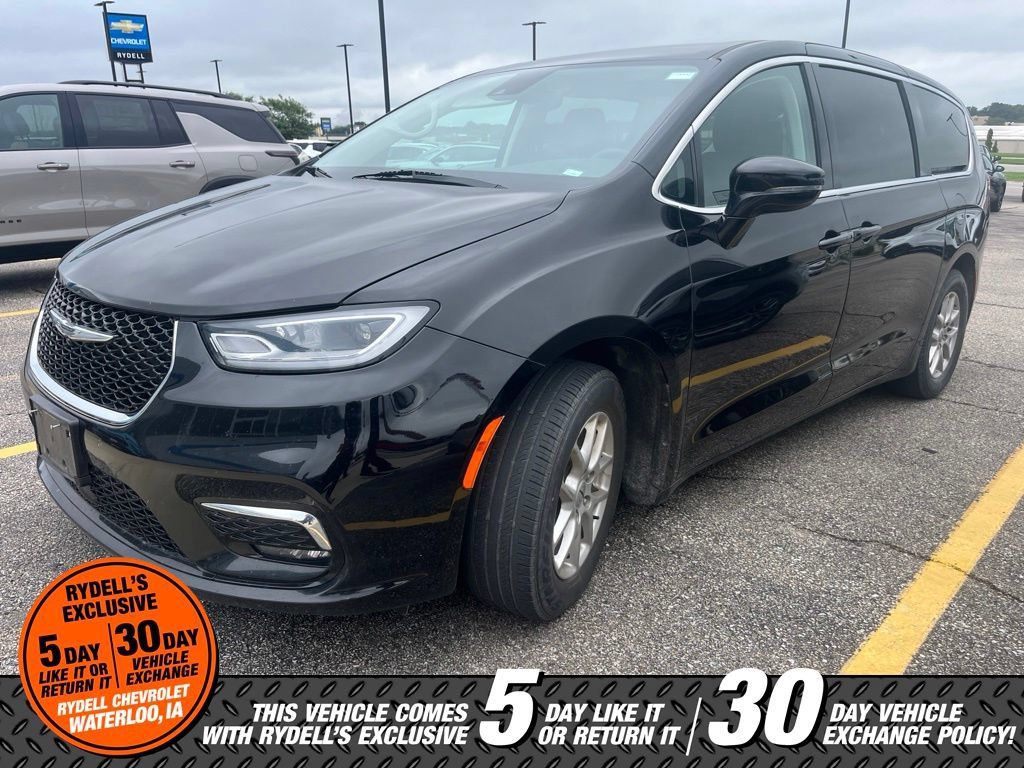 Used 2024 Chrysler Pacifica Touring-L FWD image 3