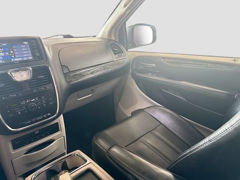 Used 2015 Chrysler Town & Country Touring-L w/ Driver Convenience Group FWD image 22