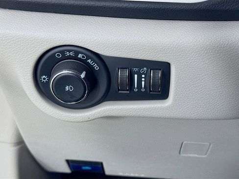 Used 2024 Chrysler Pacifica Touring-L FWD image 11