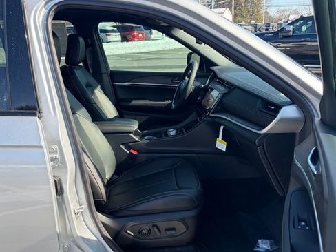 New 2026 Jeep Grand Cherokee Limited w/ Luxury Tech Group II AWD/4WD image 28