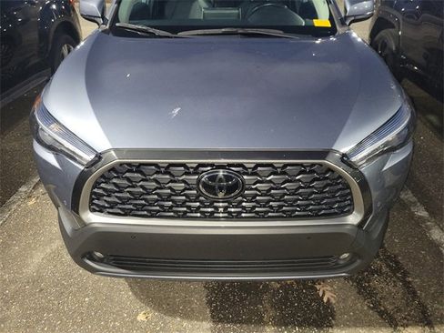 Used 2023 Toyota Corolla Cross XLE image 6