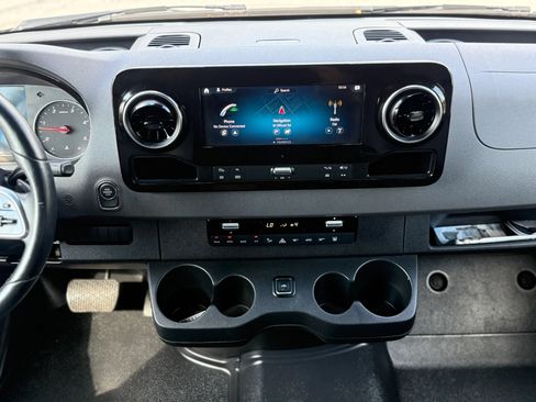 Used 2021 Mercedes-Benz Sprinter 2500 image 19