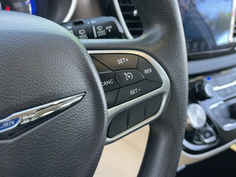 Used 2017 Chrysler Pacifica Touring FWD image 24