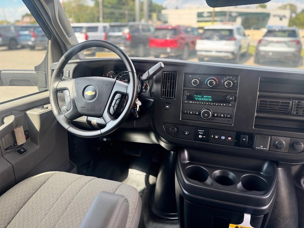Used 2022 Chevrolet Express 3500 w/ Power Convenience Package RWD image 12