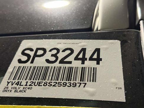 Used 2025 Volvo XC40 B5 Plus AWD/4WD image 7