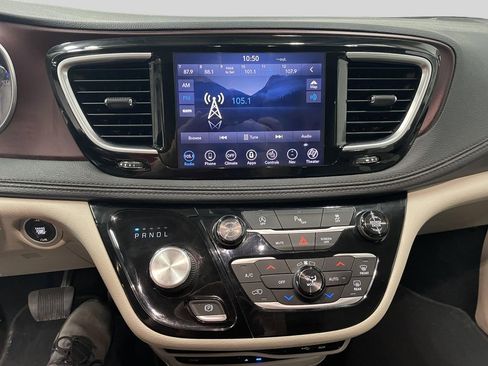 Used 2018 Chrysler Pacifica Limited FWD image 13