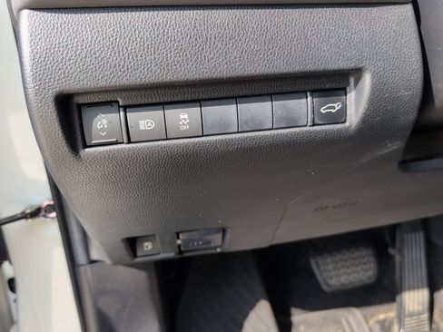 Used 2021 Toyota Venza LE AWD/4WD image 30
