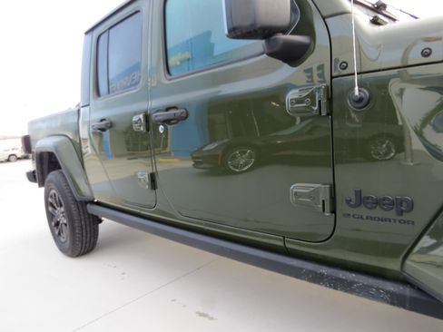 Used 2023 Jeep Gladiator Sport AWD/4WD image 9