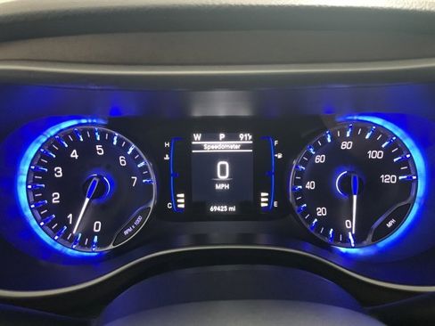 Used 2018 Chrysler Pacifica Touring-L image 21