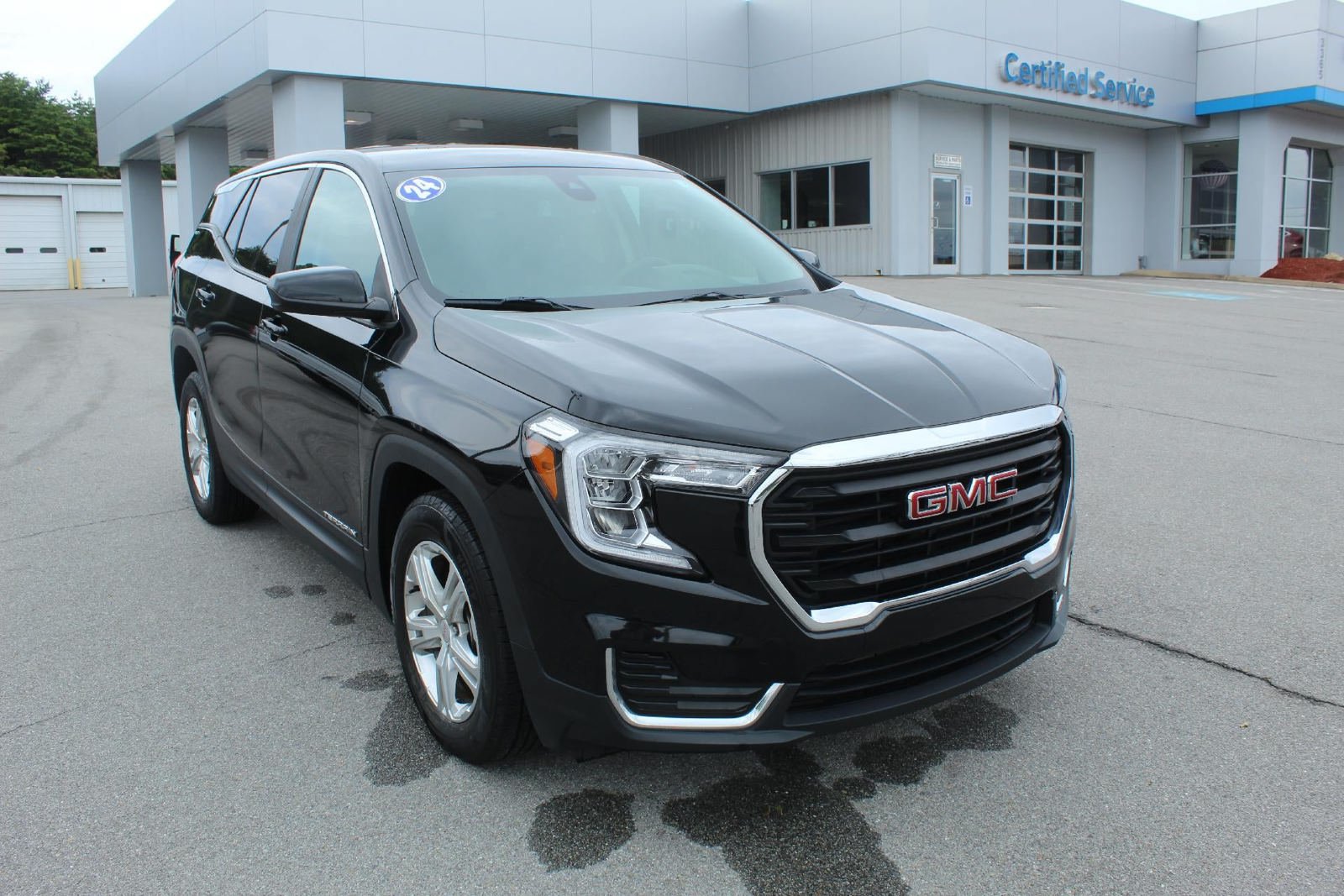 Used 2024 GMC Terrain SLE FWD image 1