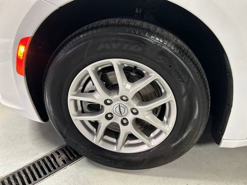 Used 2024 Chrysler Pacifica Touring-L image 9